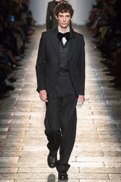 Look 48